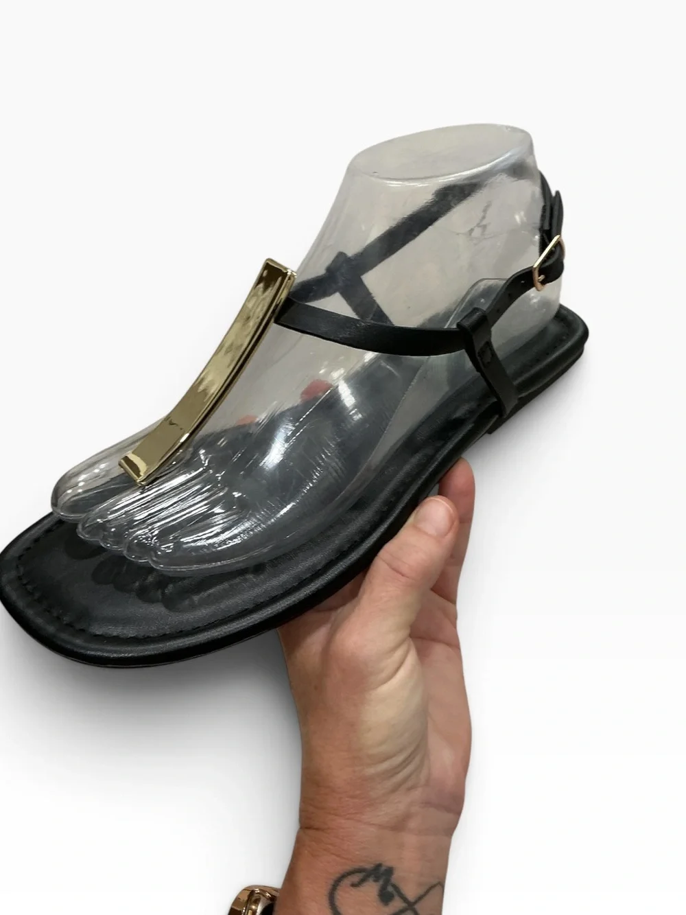 Time and Tru Women’s T-Strap Thong Sandals Black Gold Hardware Size 7